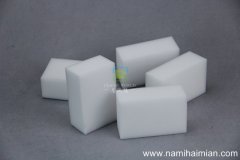 怎樣去除衛生間鏡子上的頑固水漬？用納米海綿